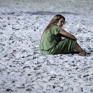 Patricia Poeta sentou sozinha na areia após breve caminhada descalça pela praia