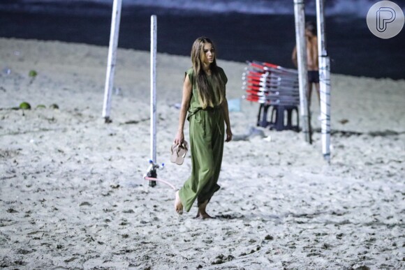 Alvo de paparazzo na praia, Patricia Poeta caminhava pela areia de praia do Rio de Janeiro