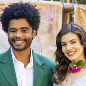 Marê (Camila Queiroz) e Orlando (Diogo Almeida) são os pais de Marcelino (Levi Asaf) na novela 'Amor Perfeito'