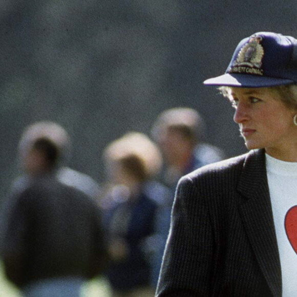 Memórias e histórias de princesa Diana são recuperadas em livros não-oficiais da Família Real