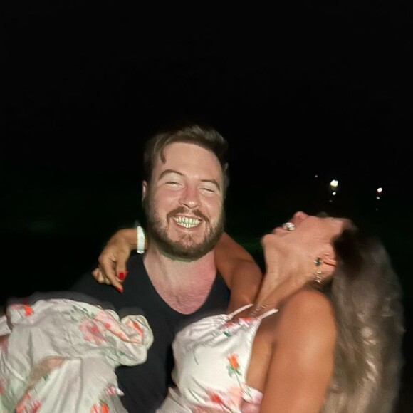 Maíra Cardi e o 'Primo Rico' assumiram o namoro há um mês