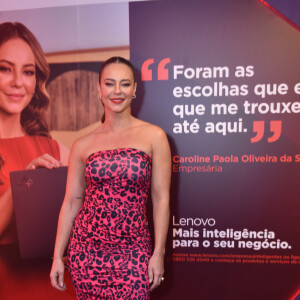 Paolla Oliveira escolheu um vestido sem alças de animal print