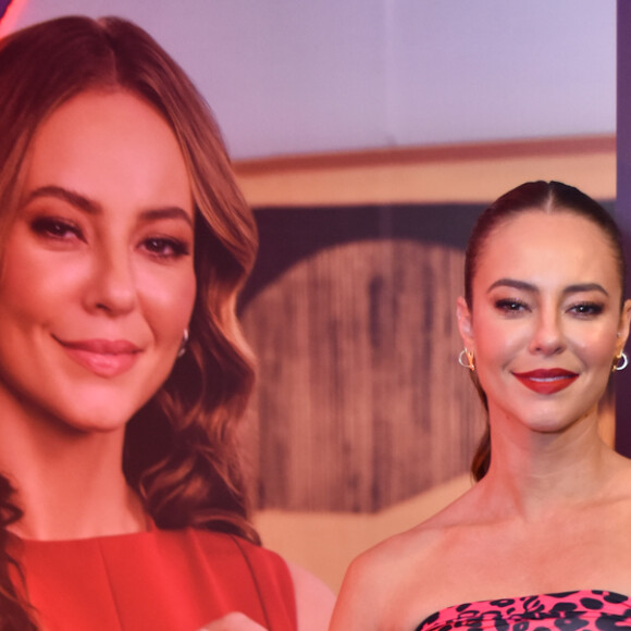 O vestido vermelho escolhido por Paolla Oliveira tinha comprimento midi