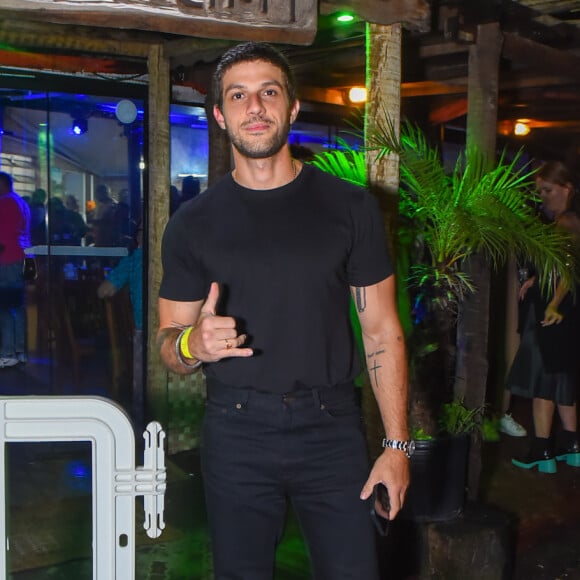 Vilão na novela 'Travessia', Chay Suede apostou em look quase all black