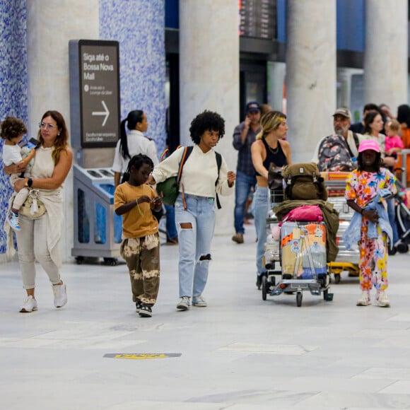 Títi e Bless foram fotografados com os pais, Giovanna Ewbank e Bruno Gagliasso, e restante da família ao desembarcarem no Rio de Janeiro