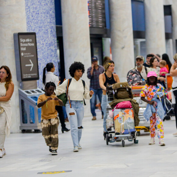 Giovanna Ewbank e Bruno Gagliasso desembarcaram com filhos e familiares em aeroporto no Rio de Janeiro