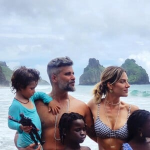 Giovanna Ewbank e Bruno Gagliasso viajaram pela primeira vez para Fernando de Noronha com os três filhos