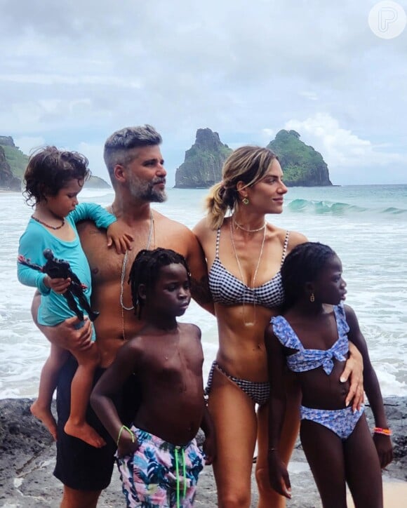 Giovanna Ewbank e Bruno Gagliasso viajaram pela primeira vez para Fernando de Noronha com os três filhos