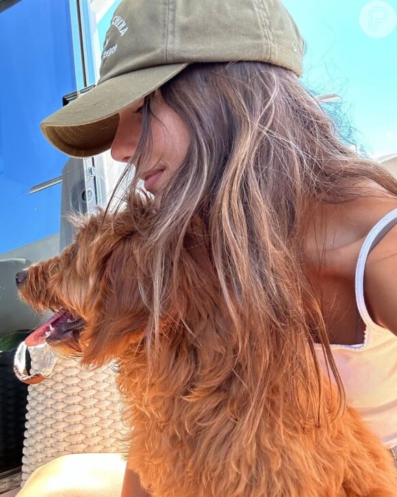 Filha de Xuxa Meneghel, Sasha Meneghel mostrou momento de carinho com o pet da família ao passear de barco