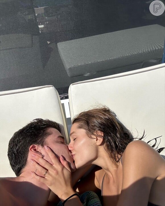 De biquíni, Sasha Meneghel trocou beijos com o marido, João Figueiredo