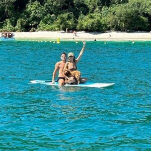 Sasha Meneghel e João Figueiredo se divertiram durante passeio e se refrescaram diante do forte calor