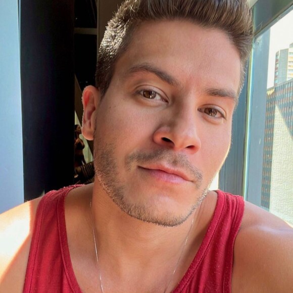 Arthur Aguiar publicou uma foto com uma mulher de fundo neste sábado