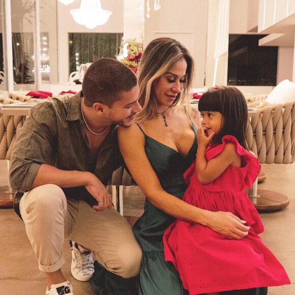 Arthur Aguiar e Maíra Cardi são pais da pequena Sophia