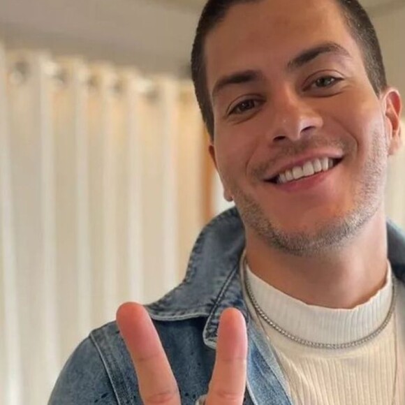 Arhur Aguiar desabafa sobre foto com mulher no fundo