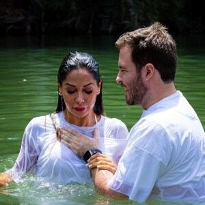 Maíra Cardi e Thiago Nigro se batizaram o Rio Jordão, em Israel, em abril de 2023