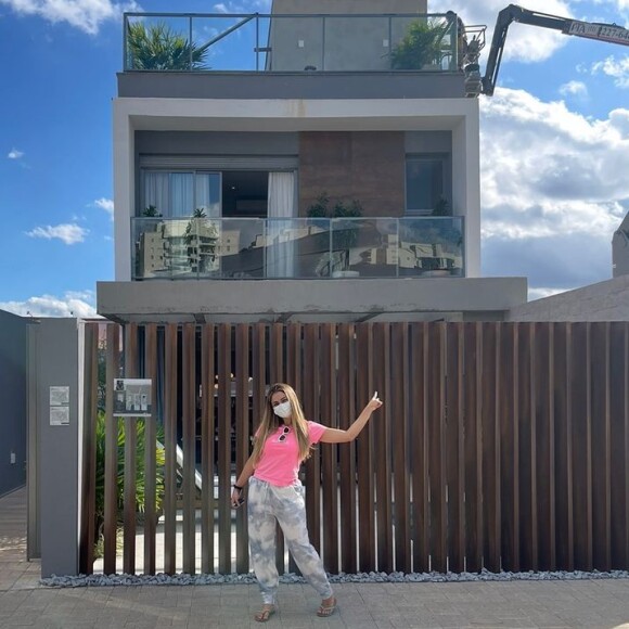 Lexa posou na frente de sua nova casa, ainda em construção