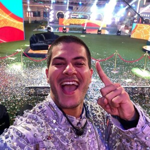 O ator Arthur Aguiar escolheu look com prateado para final do BBB 22