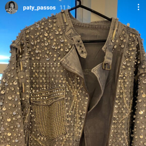 A jaqueta jeans usada por Arthur Aguiar na final do BBB 22 foi mostrada em detalhes pela stylist do ator, Paty Passos