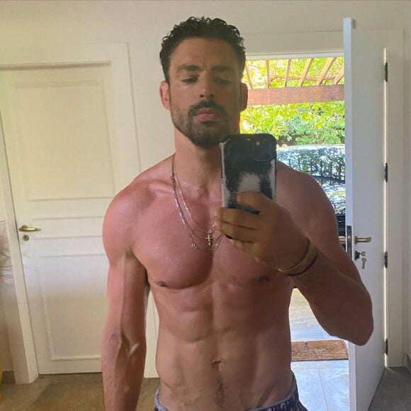 Cauã Reymond tem uma barriga tanquinho de tirar o fôlego! Corpo musculoso e natural do ator causa euforia na web