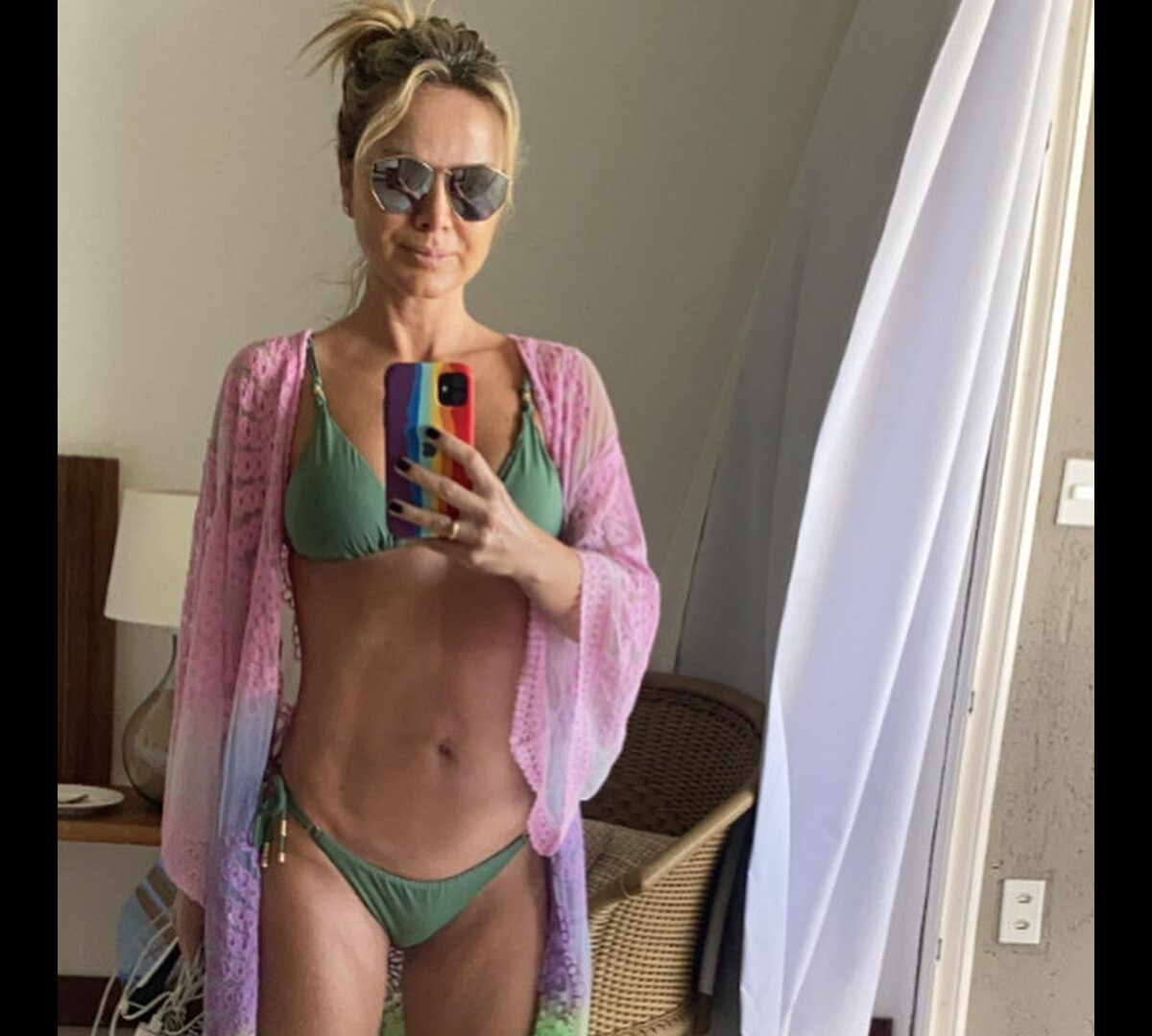 Foto Aos 50 Anos Eliana Exibe Uma Barriga Tanquinho Natural Graças A Uma Rotina Intensa De 0697