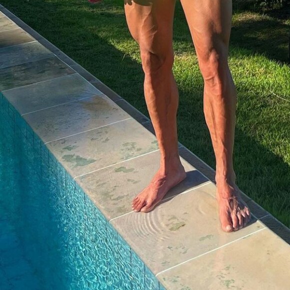 Gusttavo Lima sempre faz sucesso quando exibe o corpo na web. Barriga tanquinho do sertanejo foi conquistada com alimentação regrada e exercícios