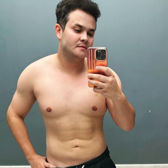 Matheus, dupla de Kauan, também conquistou barriga tanquinho com uma lipo LAD