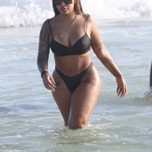 Rafaella Santos, irmã de Neymar, fez um retoque em sua lipo LAD recentemente