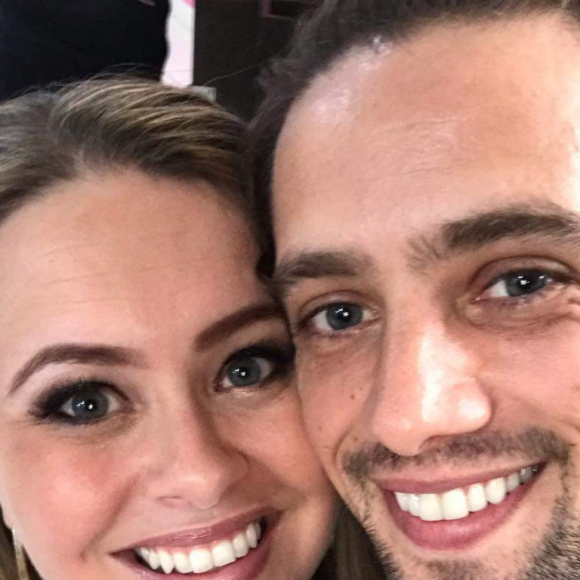 Rafael Cardoso e Mari Bridi devem afirmar que permanecem solteiros quando perguntados sobre o status de relacionamento, segundo Fábia Oliveira 