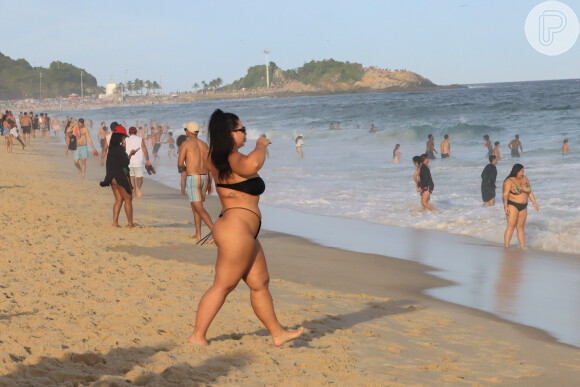 Modelo Letticia Muniz foi clicada por paparazzi em praia do Rio de Janeiro