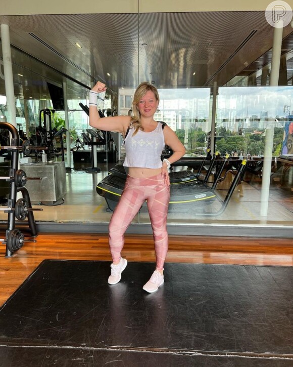 Joice Hasselmann está fazendo exercícios para ganhar músculos