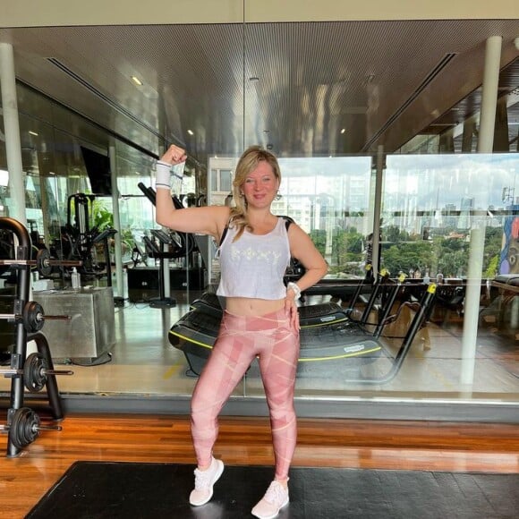 Joice Hasselmann está fazendo exercícios para ganhar músculos