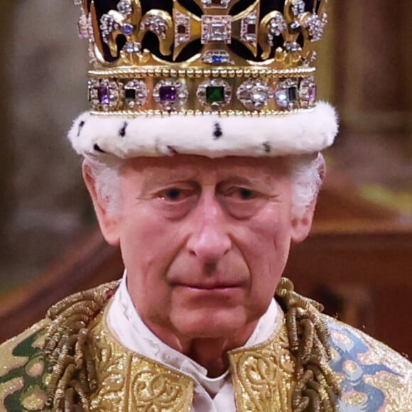 Coroação de Rei Charles III rendeu memes pela web envolvendo o novo soberano, a rainha Elizabeth II e o neto dele Louis