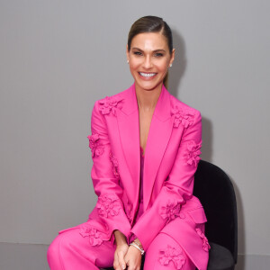 Andressa Suita usou look all pink para ser entrevistada por Mônica Salgado