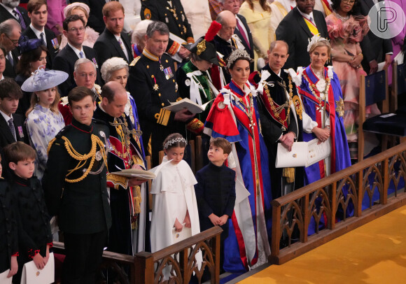 Príncipe Harry foi na cerimônia principal da coroação do Rei Charles III, mas ficou apagado fileiras atrás