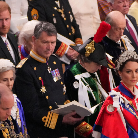 Príncipe Harry foi na cerimônia principal da coroação do Rei Charles III, mas ficou apagado fileiras atrás
