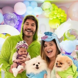 Viih Tube e Eliezer posam com a filha, Lua, e os 'filhos de quatro patos' em festinha de 'mesversário'