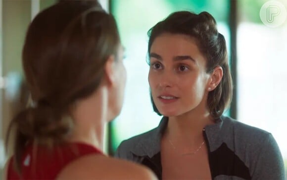 Clara (Regiane Alves) seria surpreendida por Helena (Priscila Sztejnman) com beijo na novela 'Vai na Fé'