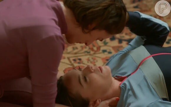 Clara (Regiane Alves) e Helena (Priscila Sztejnman) dariam um novo beijo, agora 'para valer', na novela 'Vai na Fé'