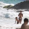Sophie Charlotte e Daniel de Oliveira namoram em tarde de praia no Rio, nesta sexta-feira, 9 de janeiro de 2015