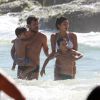 Sophie Charlotte e Daniel de Oliveira curtem tarde de praia no Rio, nesta sexta-feira, 9 de janeiro de 2015, com os filhos do ator