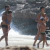 Sophie Charlotte e Daniel de Oliveira estiveram na praia com Raul e Moisés, filhos do ator com Vanessa Giácomo