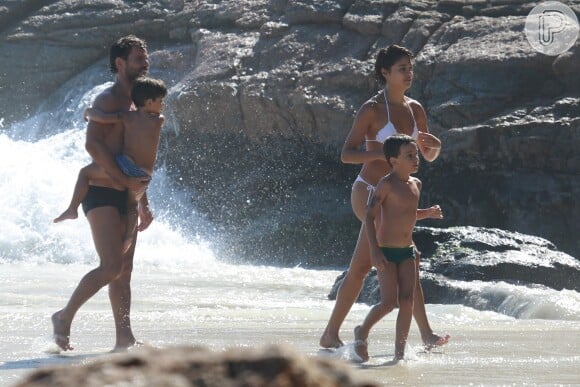 Sophie Charlotte e Daniel de Oliveira estiveram na praia com Raul e Moisés, filhos do ator com Vanessa Giácomo