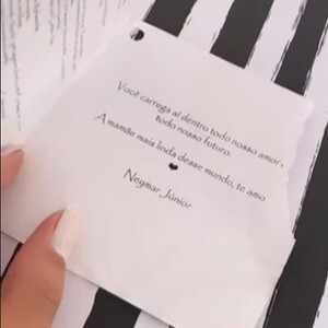 Neymar escreveu um cartão romântico para Bruna Biancardi
