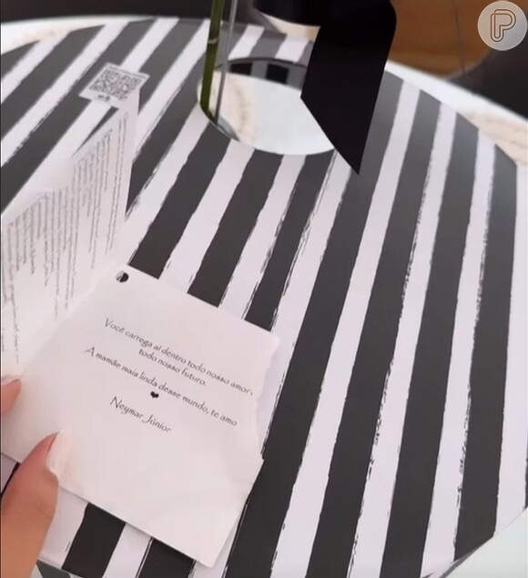 Neymar escreveu um cartão romântico para Bruna Biancardi