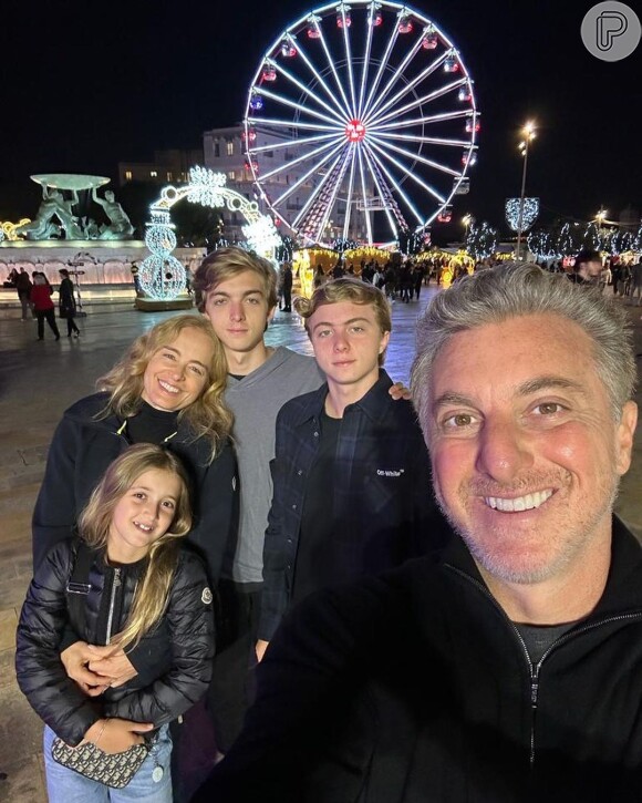 Angélica compartilhou um post com Luciano Huck, Joaquim, Benício e Eva para comemorar o Dia da Família