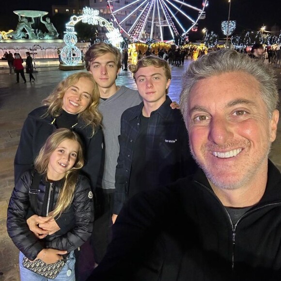 Angélica compartilhou um post com Luciano Huck, Joaquim, Benício e Eva para comemorar o Dia da Família