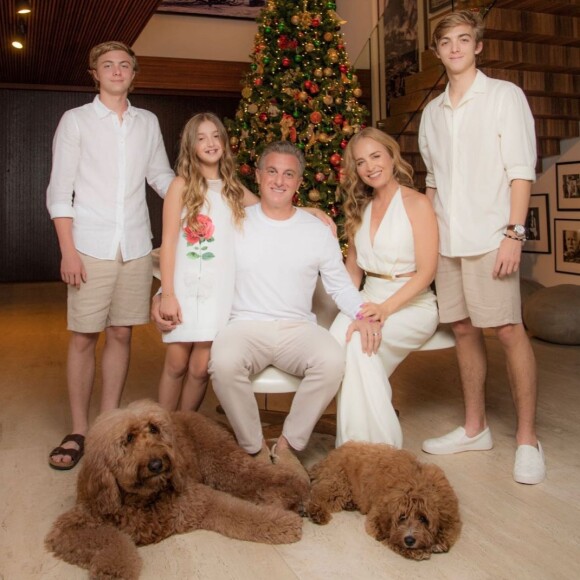 Filhos de Angélica e Luciano Huck, Joaquim e Benício não costumam sorrir em fotos com os pais e a irmã, Eva