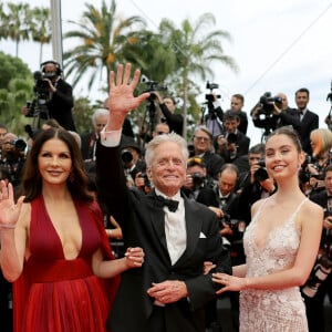 O ator Michael Douglas foi homenageado em Cannes e levou a mulher e a filha, Catherine Zeta-Jones e Caryn, para assistirem o momento marcante da carreira