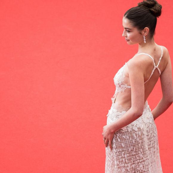 Vestido de Caryn Zeta Douglas, filha de Catherine Zeta-Jones e Michael Douglas, tinha costas à mostra