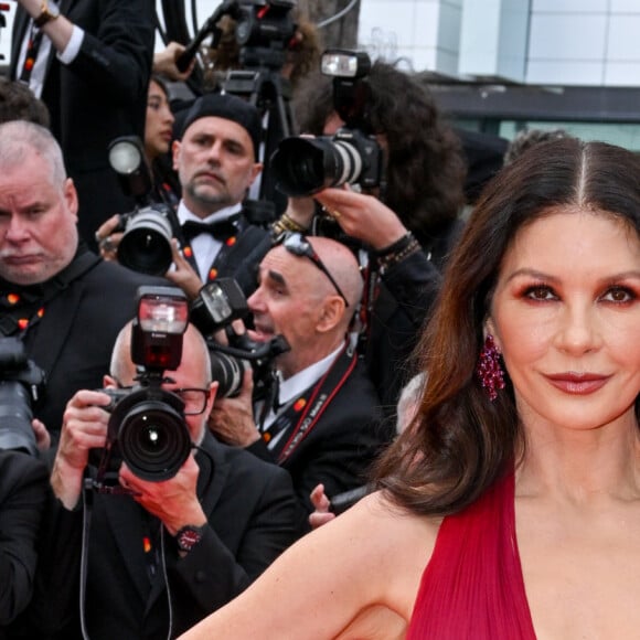 Catherine Zeta-Jones escolheu vestido poderoso em vermelho para Cannes 2023: a atriz usou um Elie Saab com degradê